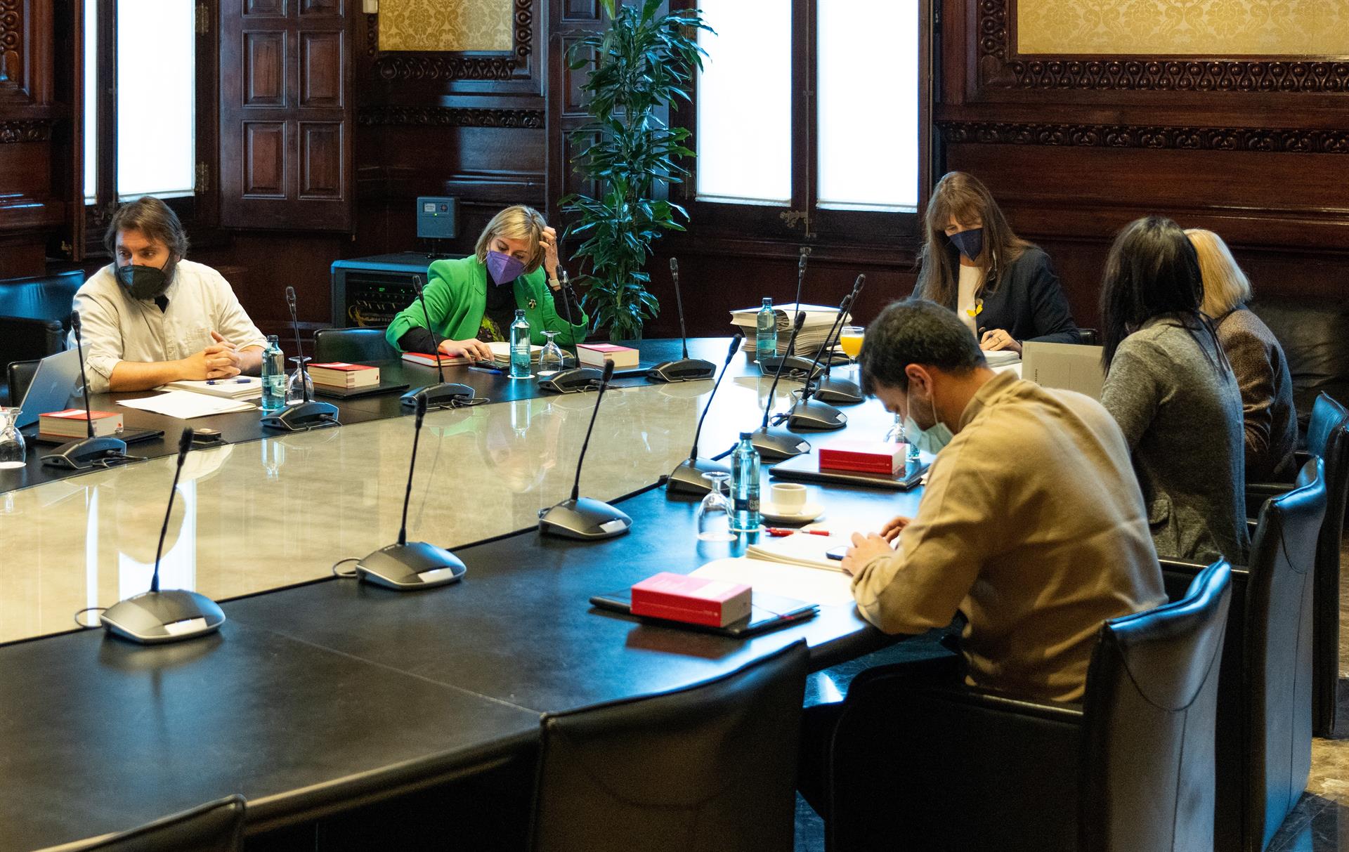 La mesa del Parlament apuesta por eliminar el régimen que permite a los funcionarios cobrar sin ir a trabajar La mesa del Parlament apuesta por eliminar el régimen que permite a los funcionarios cobrar sin ir a trabajar