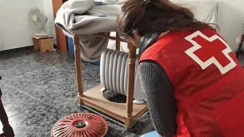 Ayuda de Cruz Roja a familias con problemas para pagar la luz. Ayuda de Cruz Roja a familias con problemas para pagar la luz.