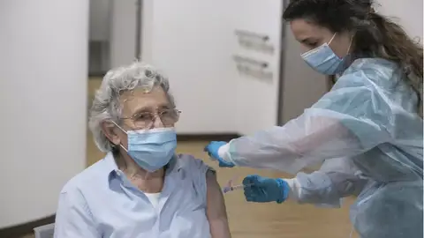 Imagen de archivo de una persona de la tercera edad recibiendo la vacuna contra el coronavirus. Imagen de archivo de una persona de la tercera edad recibiendo la vacuna contra el coronavirus.