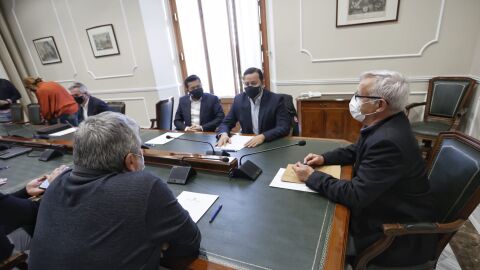 Anil Murthy presenta el proyecto de nuevo estadio a Joan Rib&oacute;