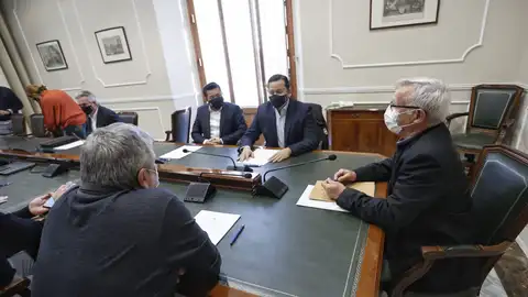 Anil Murthy presenta el proyecto de nuevo estadio a Joan Ribó Anil Murthy presenta el proyecto de nuevo estadio a Joan Ribó