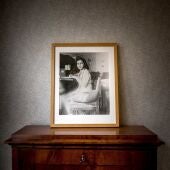 Vista de un retrato de Ana Frank en una habitación de su antigua casa situada en Ámsterdam (Holanda), en una fotografía de archivo