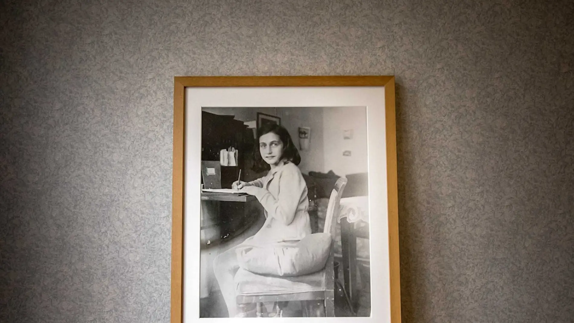 Vista de un retrato de Ana Frank en una habitación de su antigua casa situada en Ámsterdam (Holanda), en una fotografía de archivo