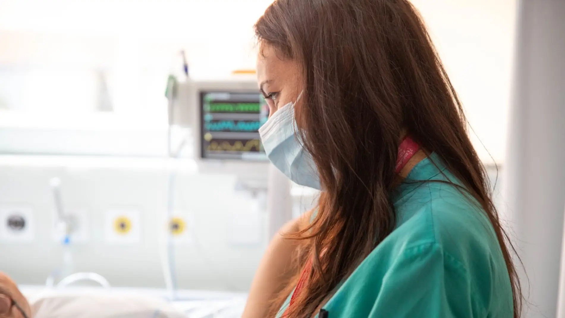 Sanitaria atiende a un paciente Sanitaria atiende a un paciente
