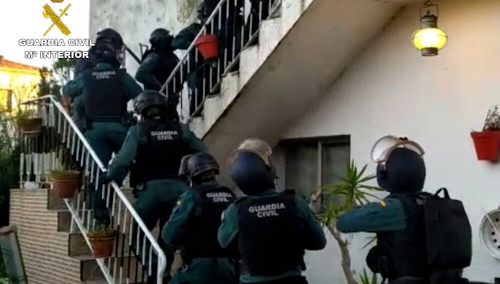 La Guardia Civil desmantela un grupo criminal especializado en robos por el procedimiento del alunizaje