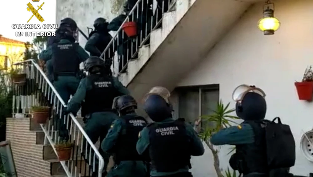 La Guardia Civil desmantela un grupo criminal especializado en robos por el procedimiento del alunizaje