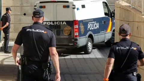 Agentes de la Policía Nacional Agentes de la Policía Nacional