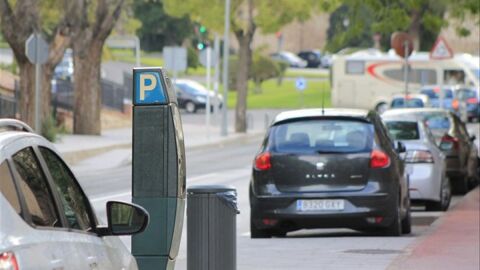 Vehículos estacionados en una calle