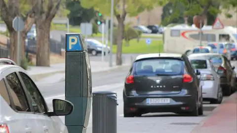 Vehículos estacionados en una calle Vehículos estacionados en una calle