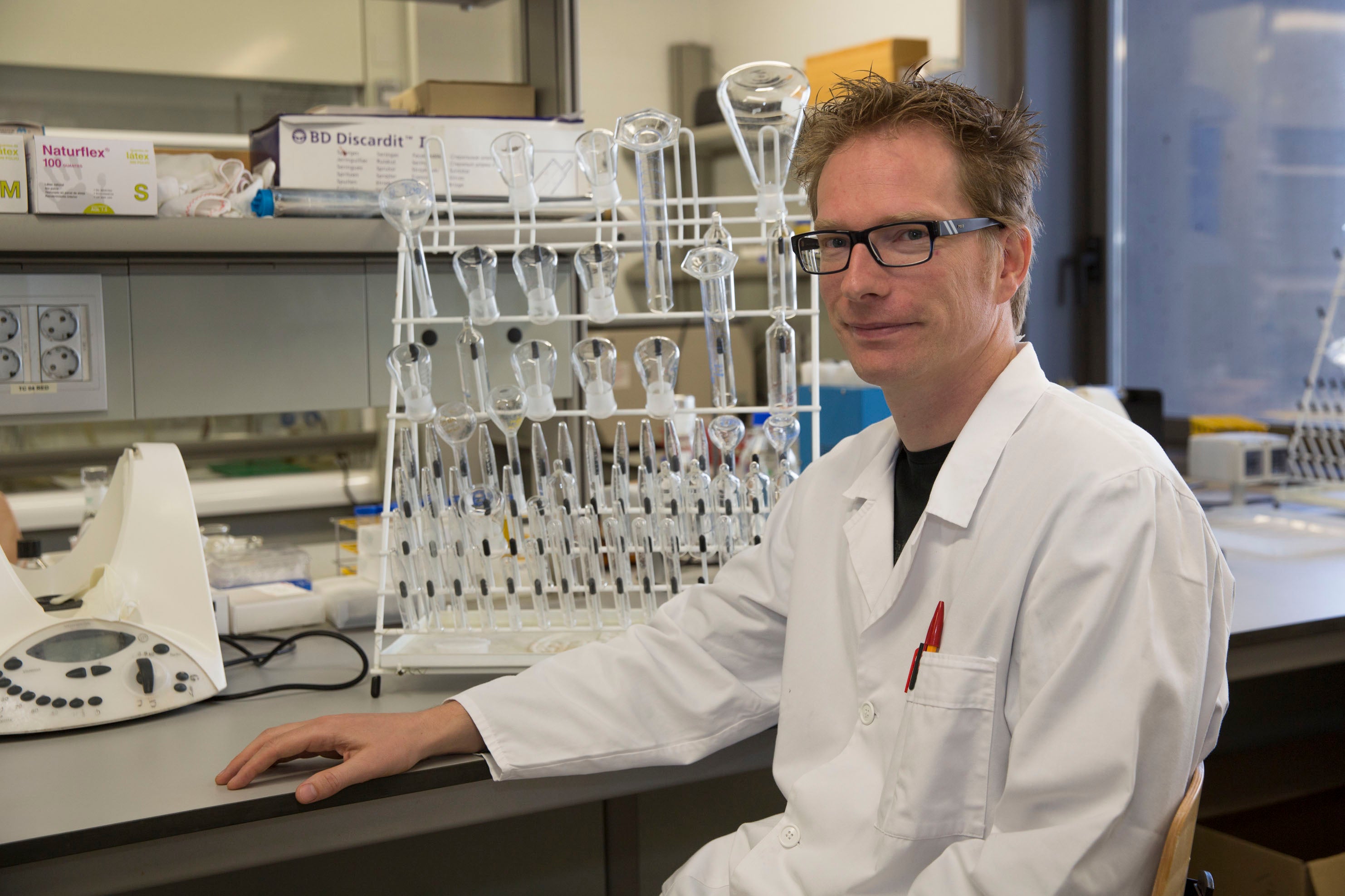 La Fundación «la Caixa» concede una beca al investigador de la UJI LUBERTUS BIJSMA para desarrollar un sistema de alerta temprana sobre la resistencia de los antimicrobianos La Fundación «la Caixa» concede una beca al investigador de la UJI LUBERTUS BIJSMA para desarrollar un sistema de alerta temprana sobre la resistencia de los antimicrobianos