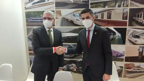 Lázaro "sellando el acuerdo con RENFE" Lázaro "sellando el acuerdo con RENFE"