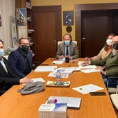 El alcalde, José María Román, en una reunión con los vecinos del Pinar de los Franceses El alcalde, José María Román, en una reunión con los vecinos del Pinar de los Franceses