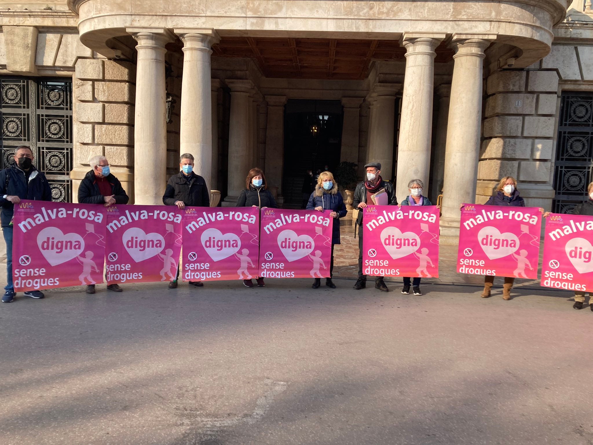 Amics de La Malva-rosa presenta un centenar de cartas a Ribó por un "barrio digno" Amics de La Malva-rosa presenta un centenar de cartas a Ribó por un "barrio digno"