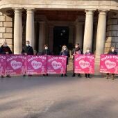 Movilización de la Asociación de Vecinos "Amics de La Malva-rosa", esta mañana ante el Ayuntamiento