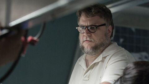 El director mexicano Guillermo del Toro, durante el rodaje de 'El callej&oacute;n de las almas perdidas'