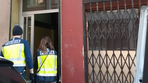 Policía en Sagrada Familia Tras desalojar un piso okupado y con supuestro tráfico de drogas.