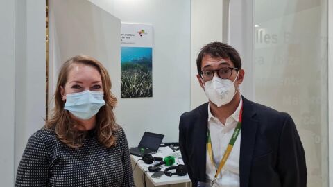 Elka Dimitrova, Jefa de informativos de Onda Cero Mallorca, junto al Conseller de modelo económico, turismo y trabajo, Iago Negueruela, en FITUR. 