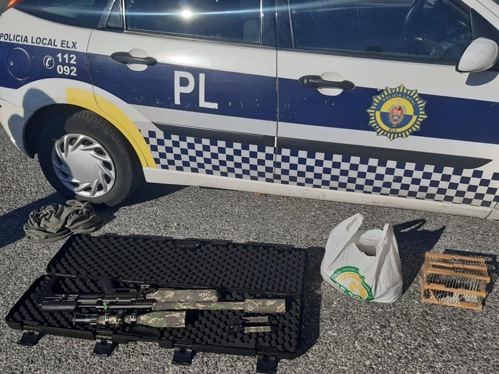 La Policía Local de Elche sanciona a un cazador por abatir con un rifle una decena de tordos La Policía Local de Elche sanciona a un cazador por abatir con un rifle una decena de tordos