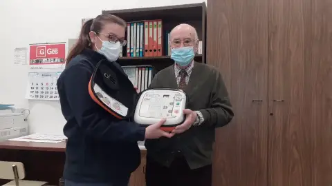 La Asociación de Vecinos de Santa Marina de Badajoz recibe un desfibrilador de Endesa Badajoz