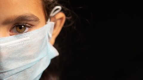 Una mujer con mascarilla 