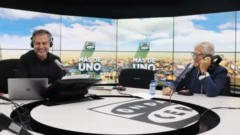 Pepe Domingo Castaño con Carlos Alsina en 'Más de uno' Pepe Domingo Castaño con Carlos Alsina en 'Más de uno'