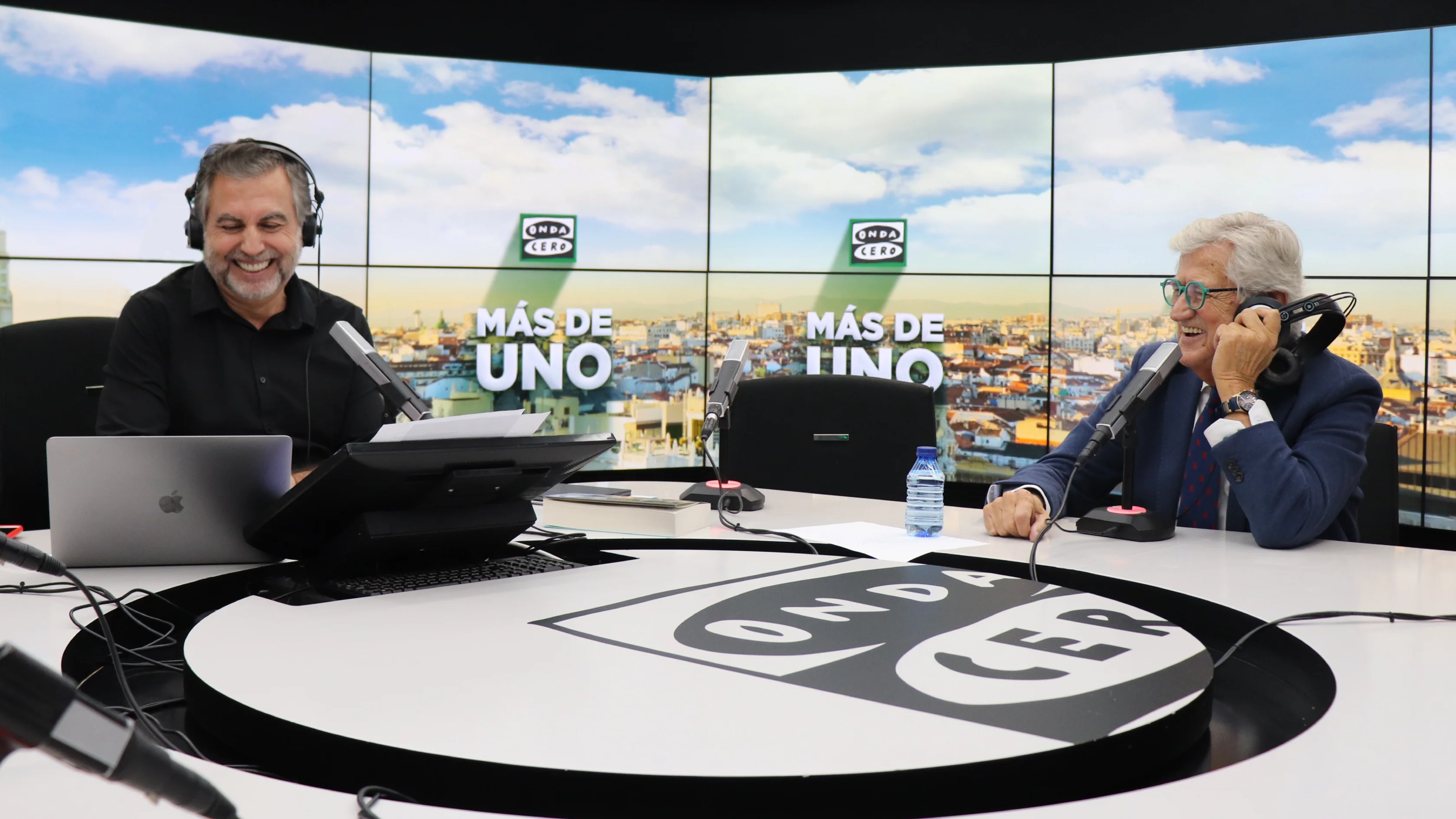Pepe Domingo Castaño con Carlos Alsina en 'Más de uno' Pepe Domingo Castaño con Carlos Alsina en 'Más de uno'