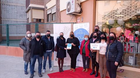 La concejala Lidia López con representantes de la Asociación de Comerciantes Unidos ACUA La concejala Lidia López con representantes de la Asociación de Comerciantes Unidos ACUA