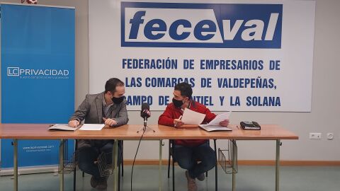 Luis Fernando Le&oacute;n, director de LC Privacidad, y C&aacute;ndido Simarro, presidente de FECEVAL, durante la firma del convenio