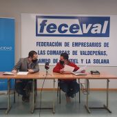Luis Fernando León, director de LC Privacidad, y Cándido Simarro, presidente de FECEVAL, durante la firma del convenio