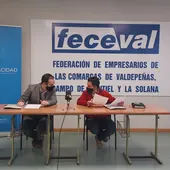 Luis Fernando León, director de LC Privacidad, y Cándido Simarro, presidente de FECEVAL, durante la firma del convenio Luis Fernando León, director de LC Privacidad, y Cándido Simarro, presidente de FECEVAL, durante la firma del convenio