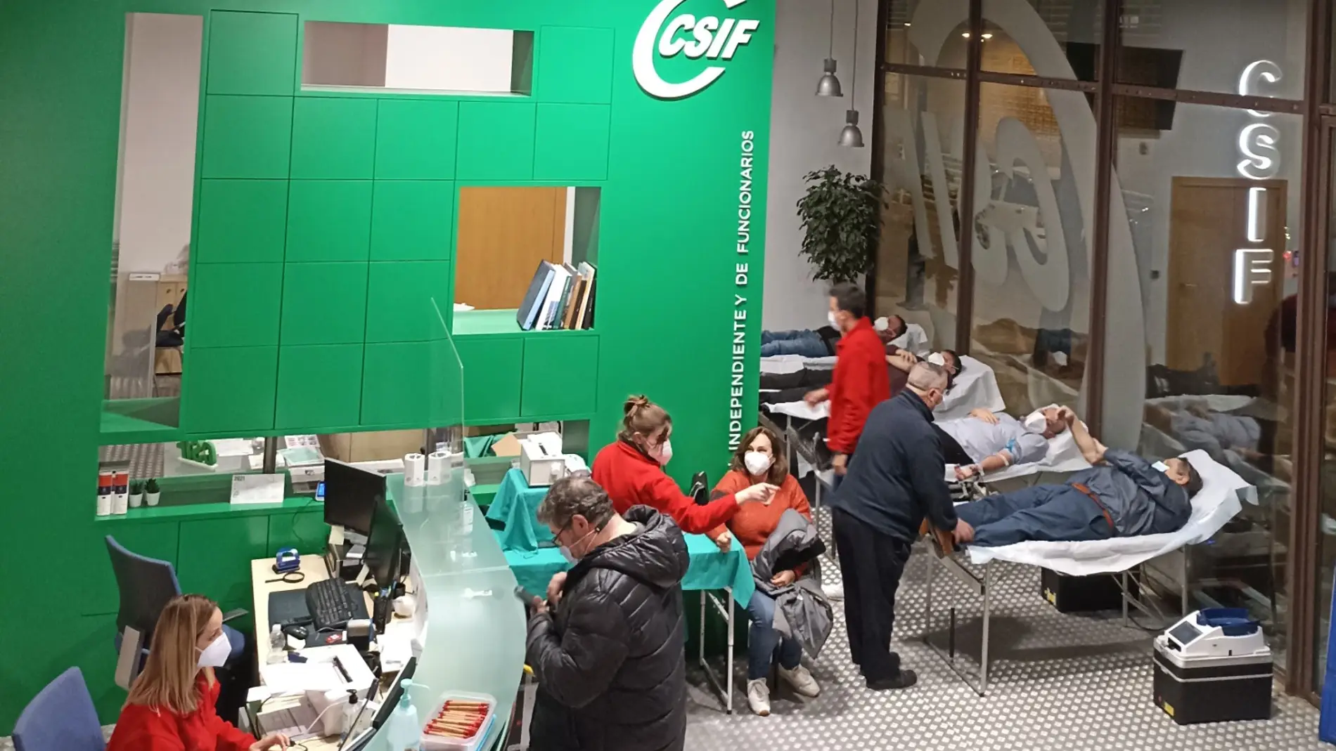 CSIF colabora con el Centro de Transfusión de la Comunitat Valenciana con una jornada solidaria de donación de sangre en su sede.