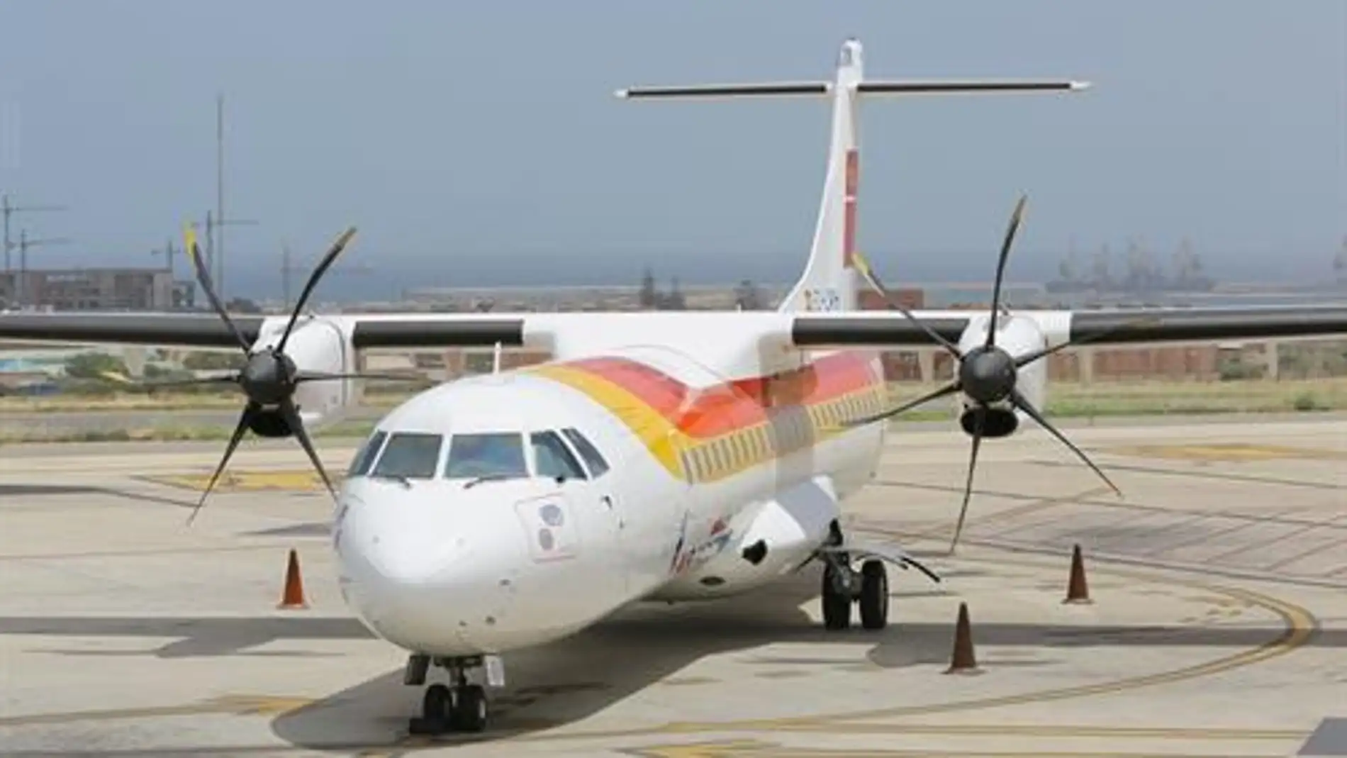 Un avión de Iberia en la pista de aterrizaje. 