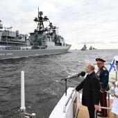 Vladimir Putin en el desfile organizado el pasado mes de julio en San Petersburgo, con motivo del Día de la Armada rusa