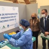 Foto de archivo de la alcaldesa de Marbella, Ángeles Muñoz, en uno de los puntos de vacunación de la ciudad.