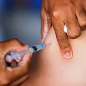 Una persona vacunándose contra el coronavirus Una persona vacunándose contra el coronavirus