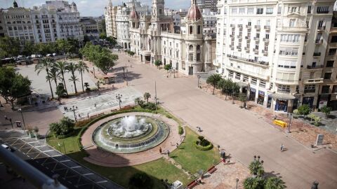 Imagen de la peatonalización provisional de la Plaza del Ayuntamiento de València