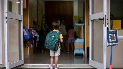 Un niño entrando en clase Un niño entrando en clase
