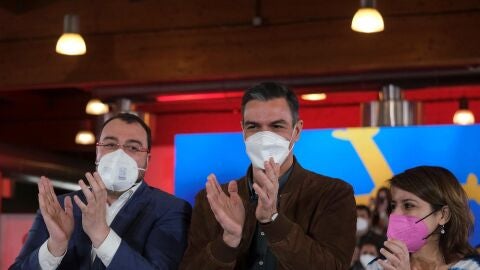 Pedro S&aacute;nchez junto a Adri&aacute;n Barb&oacute;n y Adriana Lastra
