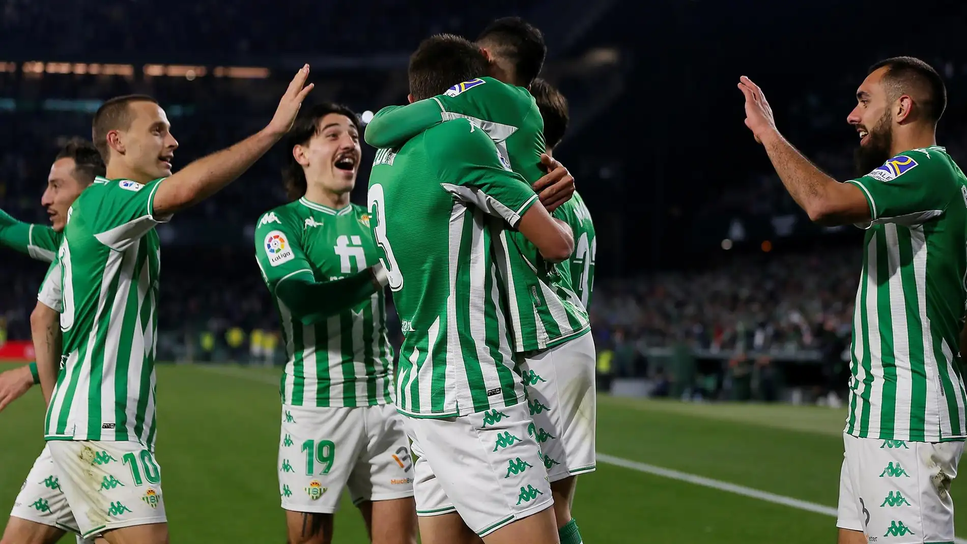 Los jugadores del Betis celebran uno de sus cuatro goles en el campo del Espanyol