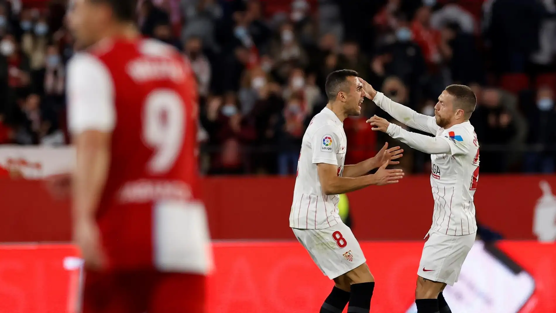 Jordán y el Papu Gómez celebran un gol ante el Celta