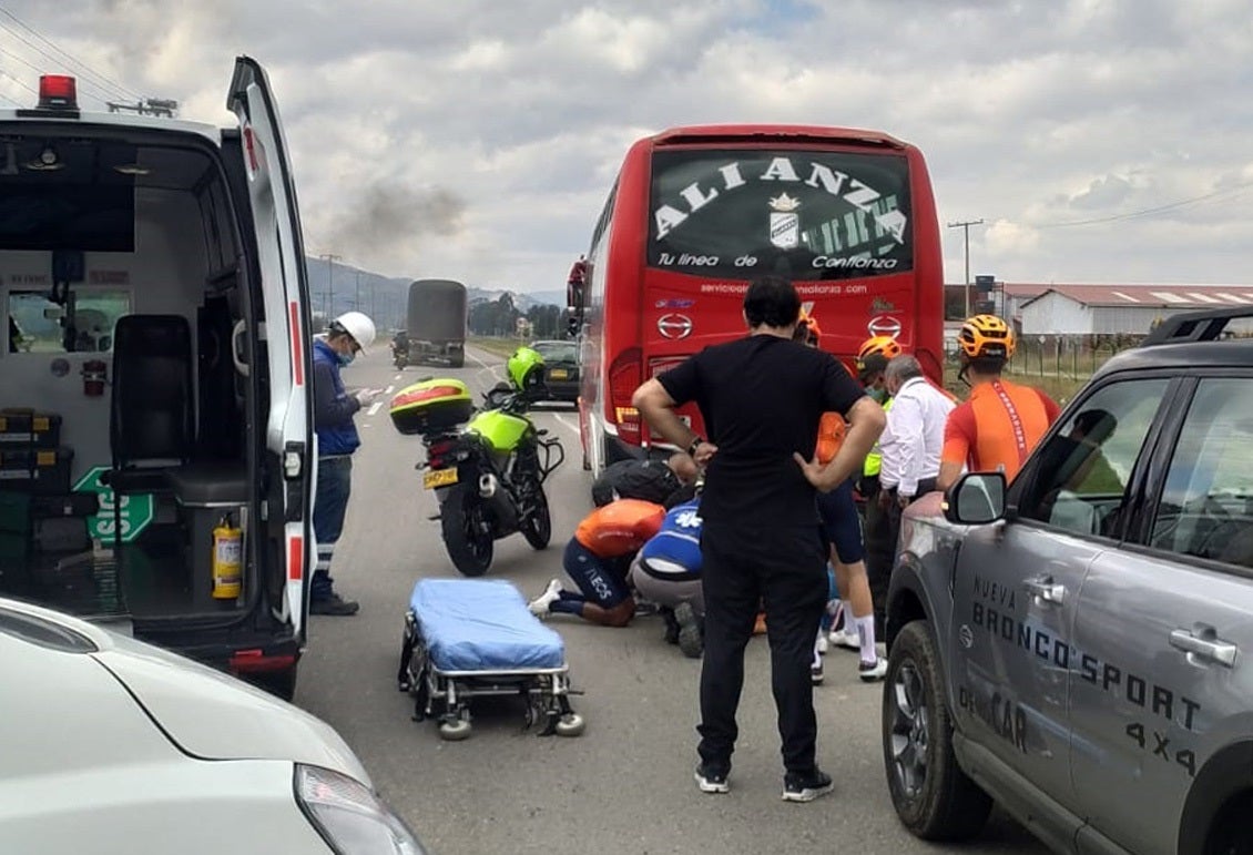 El ciclista Egan Bernal, hospitalizado tras chocar contra un autobús mientras entrenaba El ciclista Egan Bernal, hospitalizado tras chocar contra un autobús mientras entrenaba