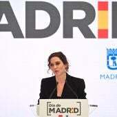 La presidenta de la Comunidad de Madrid, Isabel Díaz Ayuso, pronuncia un discurso en el estand de Madrid en el pabellón 9 de IFEMA en Madrid