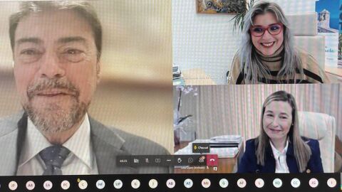 El alcalde de Alicante, Luis Barcala, la vicealcaldesa, Mari Carmen Sánchez, y la concejala de Hacienda, Lidia López, en la rueda de prensa telemática. El alcalde de Alicante, Luis Barcala, la vicealcaldesa, Mari Carmen Sánchez, y la concejala de Hacienda, Lidia López, en la rueda de prensa telemática.