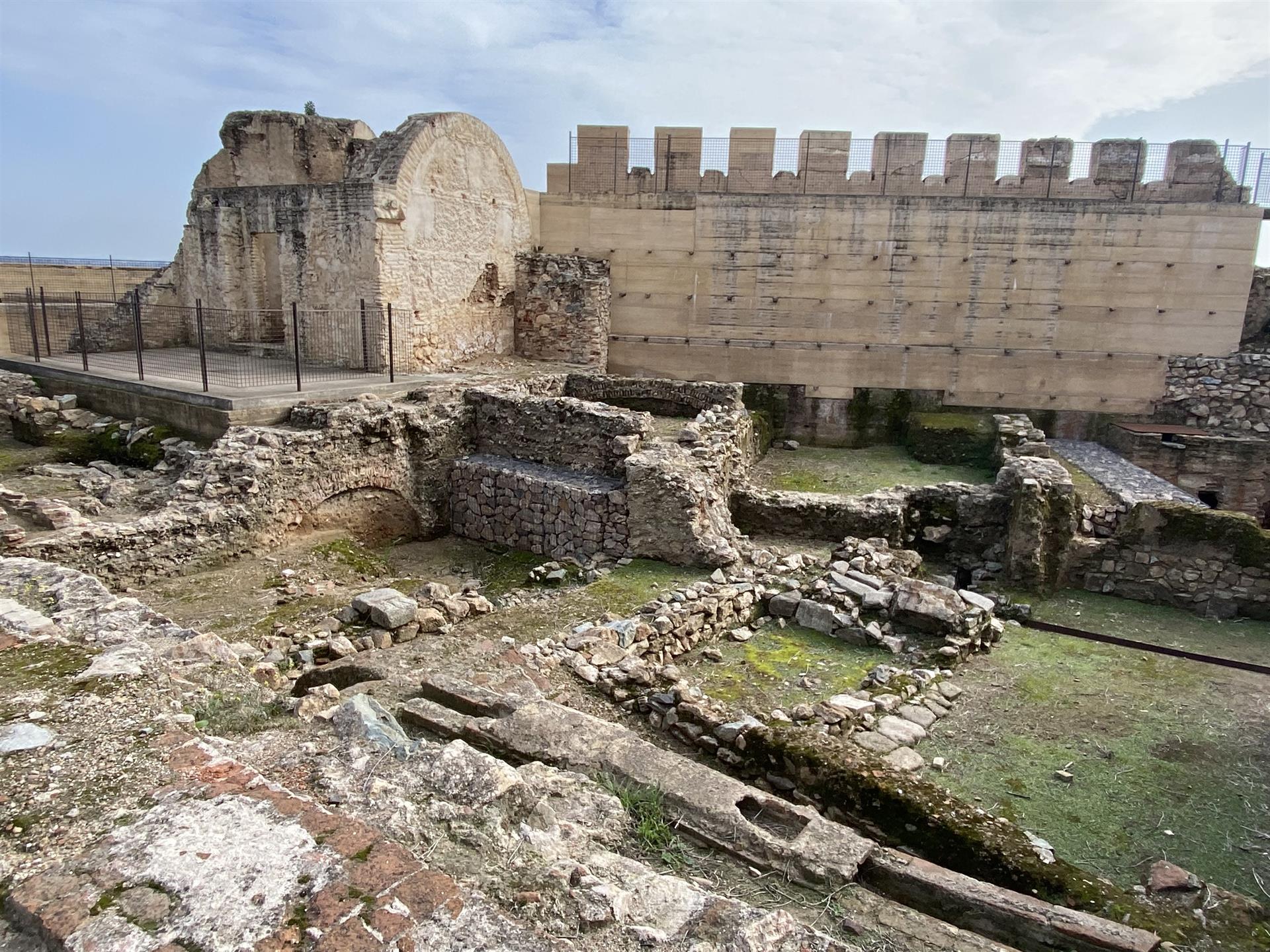 Concluida la obra de los yacimientos arqueológicos de la Alcazaba, tanto en la zona del Alpendiz como en la zona de la Coracha Concluida la obra de los yacimientos arqueológicos de la Alcazaba, tanto en la zona del Alpendiz como en la zona de la Coracha