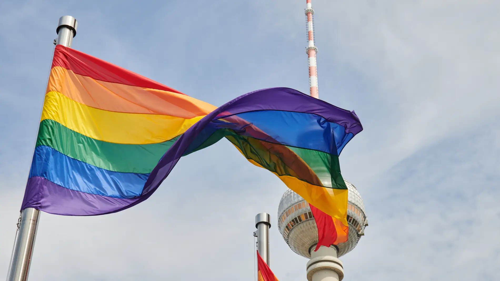 Una bandera LGTBI ondea en Berlín, Alemania (archivo)