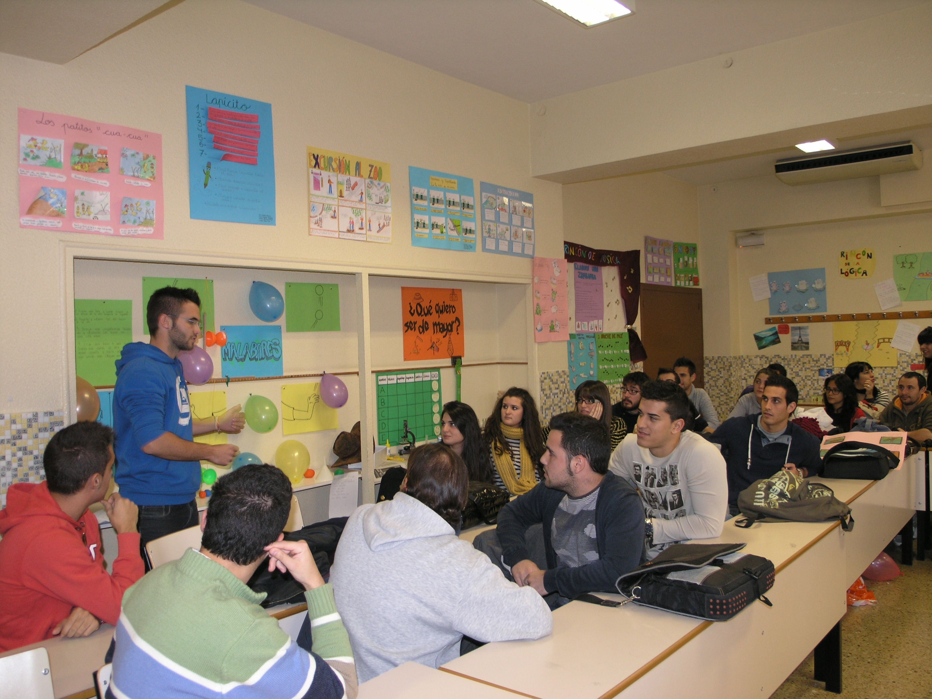 Alumnos de Magisterio del CEU de Elche diseñan materiales didácticos para facilitar la docencia de las matemáticas en la etapa infantil Alumnos de Magisterio del CEU de Elche diseñan materiales didácticos para facilitar la docencia de las matemáticas en la etapa infantil