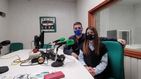 Mamen y Pedro, padres de &Aacute;lvaro, en los estudios de Onda Cero Valdepe&ntilde;as