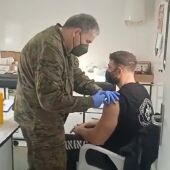 Vacunación contra la COVID-19 por militares en Ceuta
