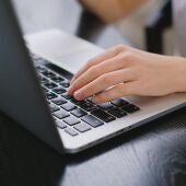 Imagen de archivo de una persona utilizando un ordenador portátil