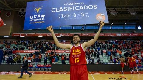 Cate celebra la clasificación a Copa con el UCAM CB